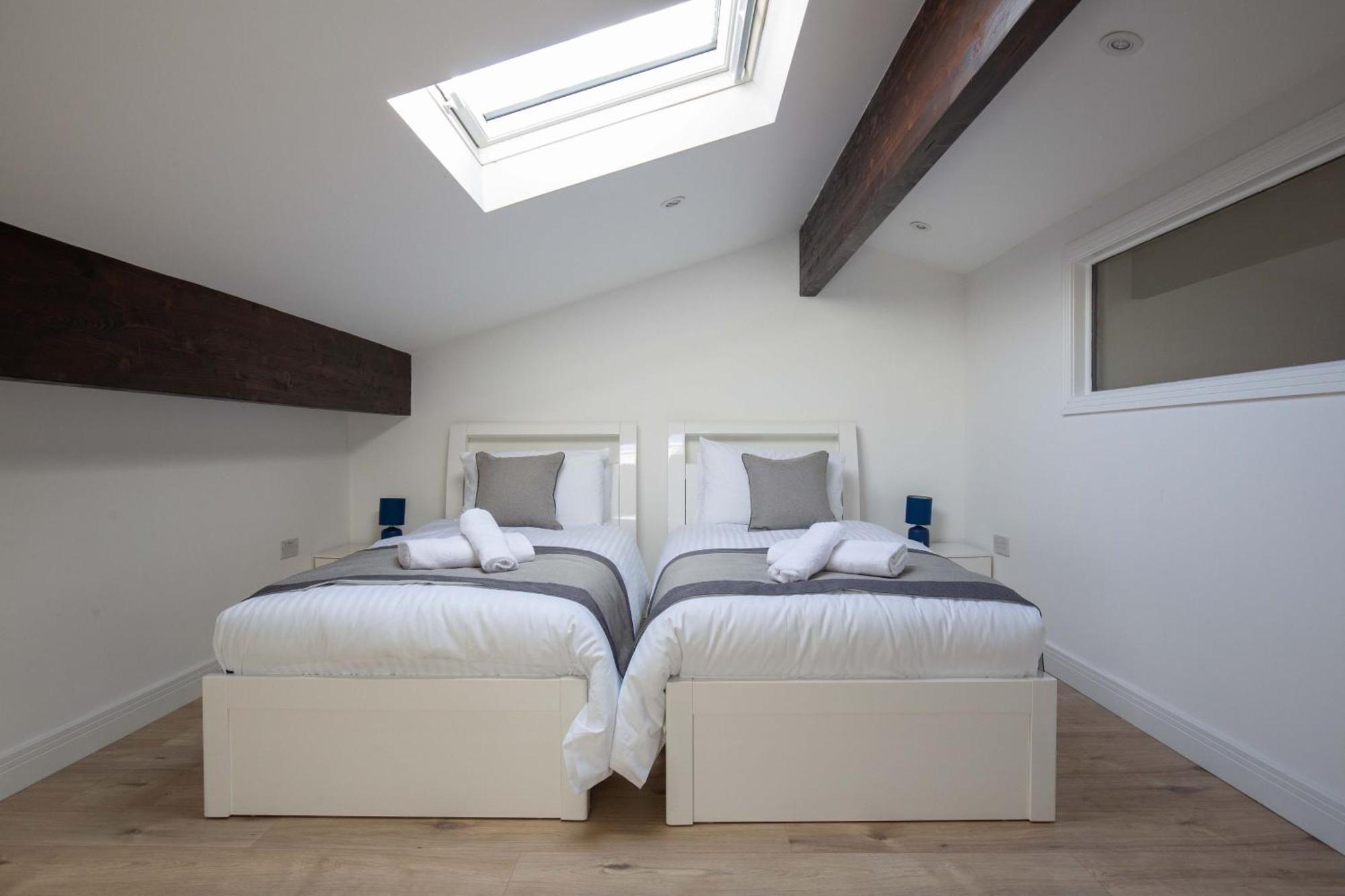 Ascot Cottage Сайърънсестър Екстериор снимка